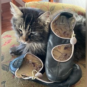 Vintage Teva maryjane shoes in size 9. Gently preowned condition rare find.